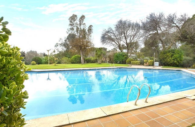 1CEN A2 -Basic apartment with communal garden and pool, only 800m from the beach of Llafranc