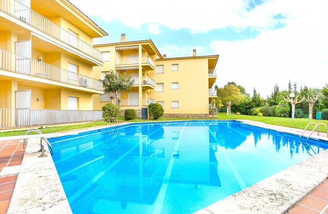 1CEN A3 -Basic Apartment with communal garden and pool, only 800m from the beach of Llafranc