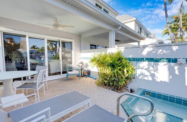 Canalside 2BR/2.5BA Conch Villa 7027 with Spa Tub: Village at Hawks Cay Villas