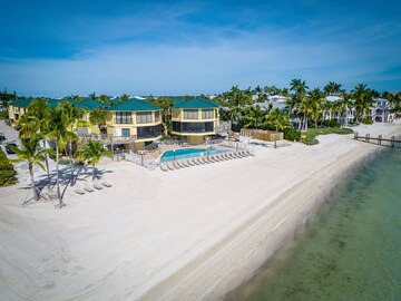 PC PalmCourt @ Coco Plum Beach in Marathon