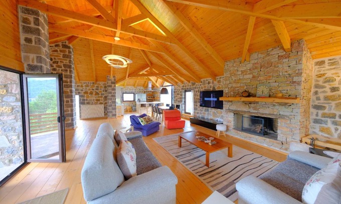 Moscopole House | 370 m² House ∙ 4 bedrooms ∙ 12 guests