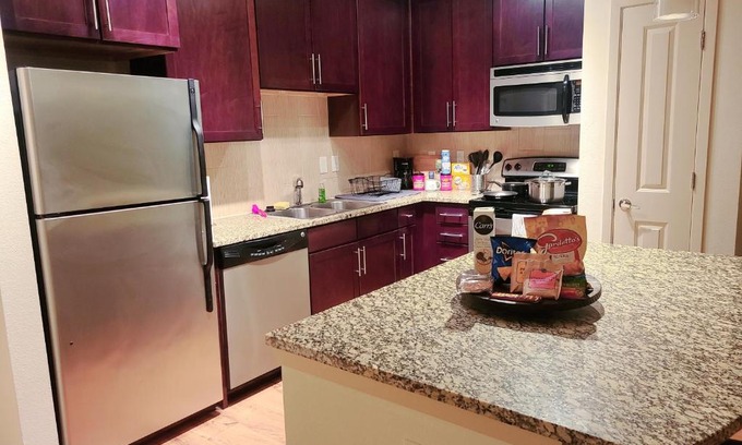 Montrose Apartment | Beautiful Apartment Near Downtown