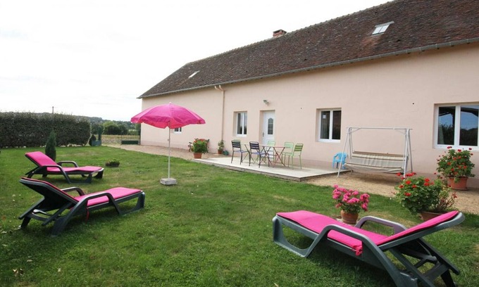 La Chapelle-Souef Cottage | Countryside Retreat: Cozy Home with Garden, Family-Friendly, Close to Scenic Trails