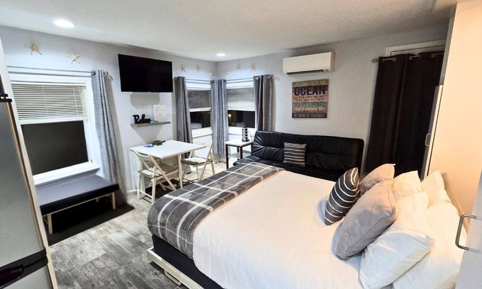 Clearwater Beach Apartment | Cozy Clearwater Beach Studio-Steps to Sand- Free Parking
