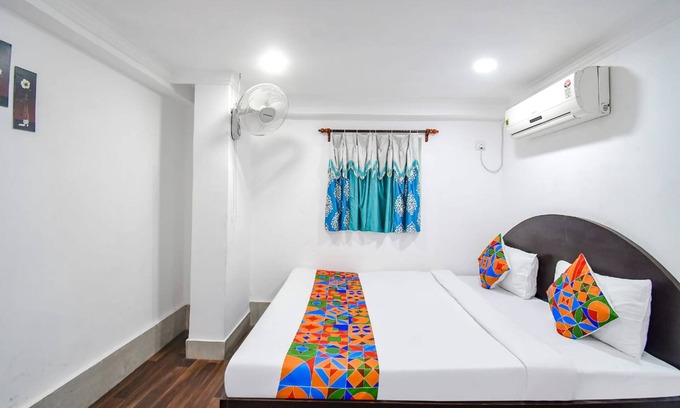 Salt Lake Hotel | Goroomgo Royal Oak Guest House Nabapally Sector 4 Kolkata