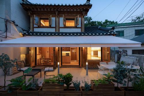 Jongno Villa | Haeon Seoul,2층 한옥 독채,서울 핫플 중심가에 위치,주요 핫플 도보 이동,테라스,지하철과공항버스5분,종로,익선동,경복궁,북촌한옥마을,명동