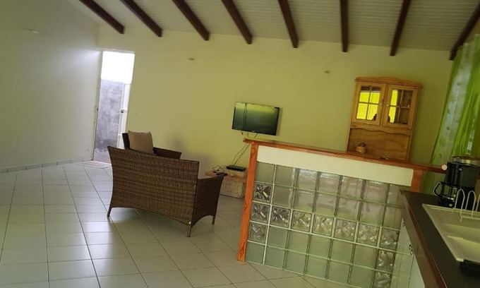Les Abymes Apartment | Le bois de rose
