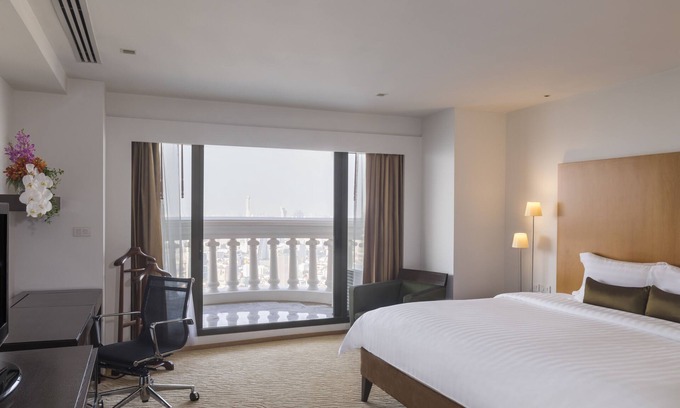 Bang Rak Apartment | Lounge Access City-View with Breakfast