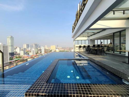 Chamkar Mon Apartment | Modern Apartment with Rooftop Pool & Gym