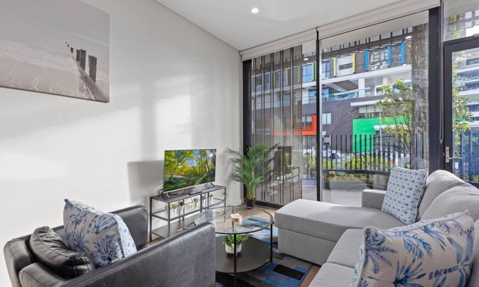 Waterloo Apartment | Modern City-Fringe Townhouse