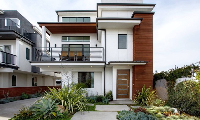 South Redondo House | Modern & Sun-Filled Family Home