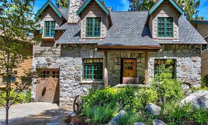 Elk Point House | Quintessential Tahoe Cabin, Private beach, kayaks, Max Occ 4 adults 2 kids