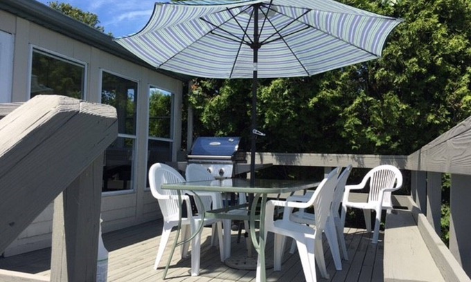 Narragansett House | Spacious 5 BR Home With Central Air And 2 Living Rooms On A Quiet Cul-de-sac