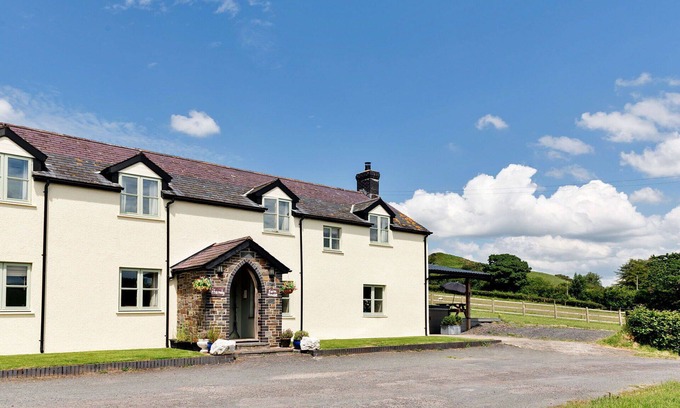 Devils Bridge House | Stunning villa for 12 people with hot tub, WIFI and pets allowed