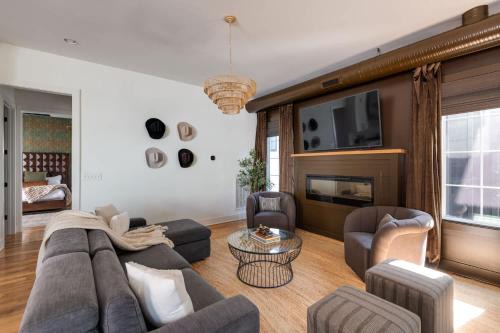 Edgehill House | The Gambler - Pool Table Plus Rooftop with Firepit