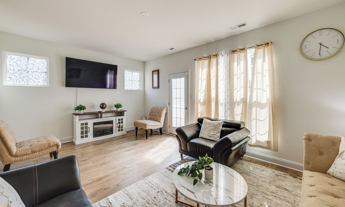 Midlothian House | Modern Midlothian Gem: Deck, Near Hiking & Golfing