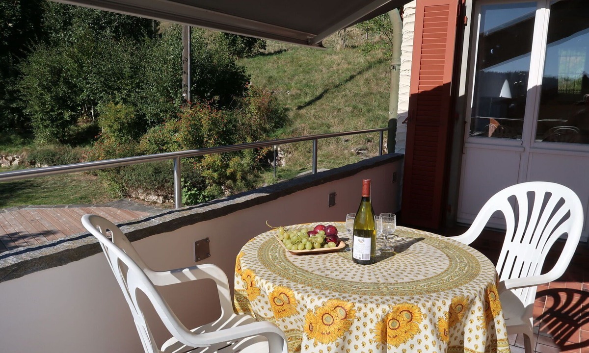 Sainte-Croix Apartment | Cosy apartment for 6 guests with WIFI, terrace and parking