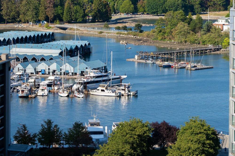 Coal Harbour Apartment | Luxury New Condo in downtown close to all amenities