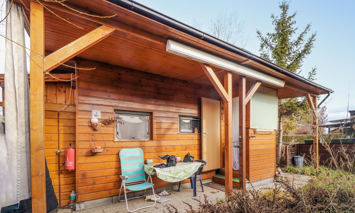 Rust House | Look forward to a relaxing break in this mobile home by the lake.