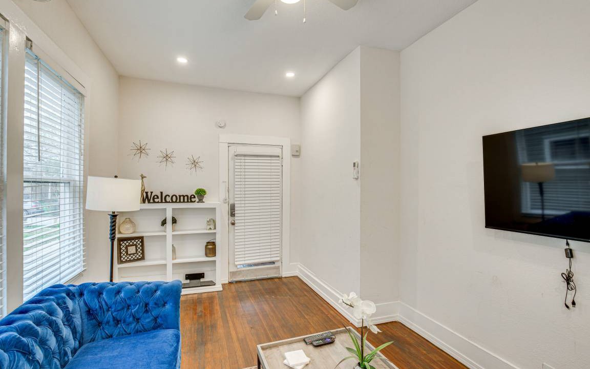 Photo of Livingroom in Peak's Suburban Addition
