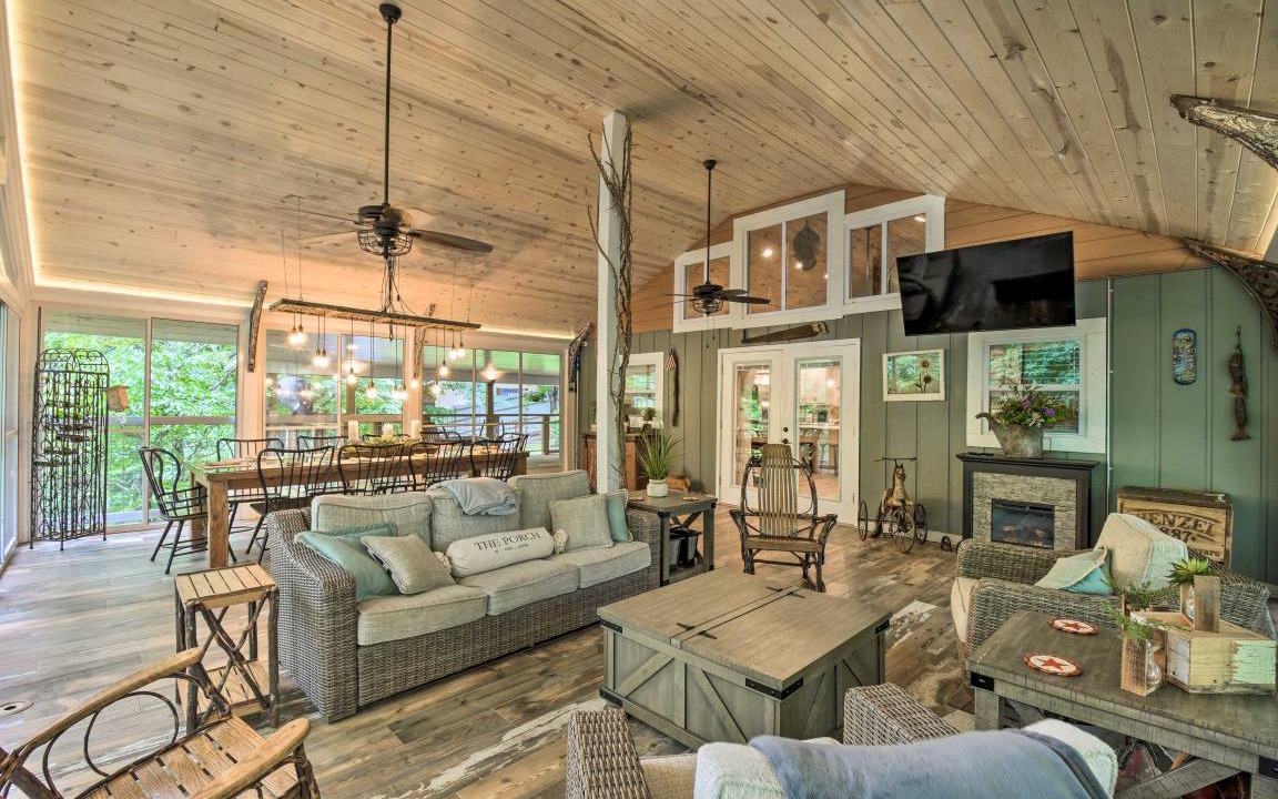 Photo of Livingroom in Hiawassee