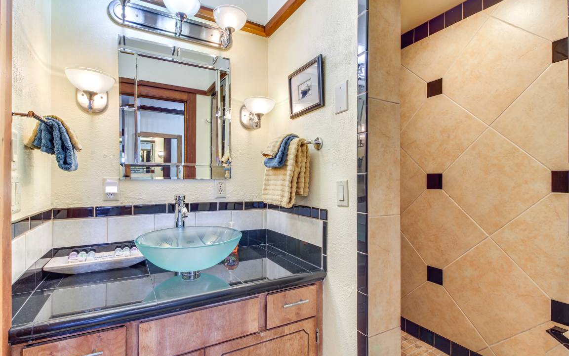 Photo of Bathroom in Coos Bay