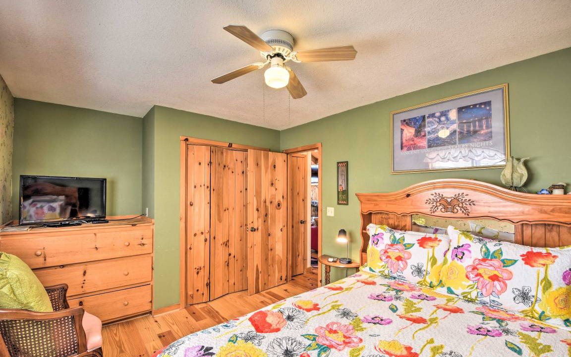 Photo of Bedroom in Hiawassee