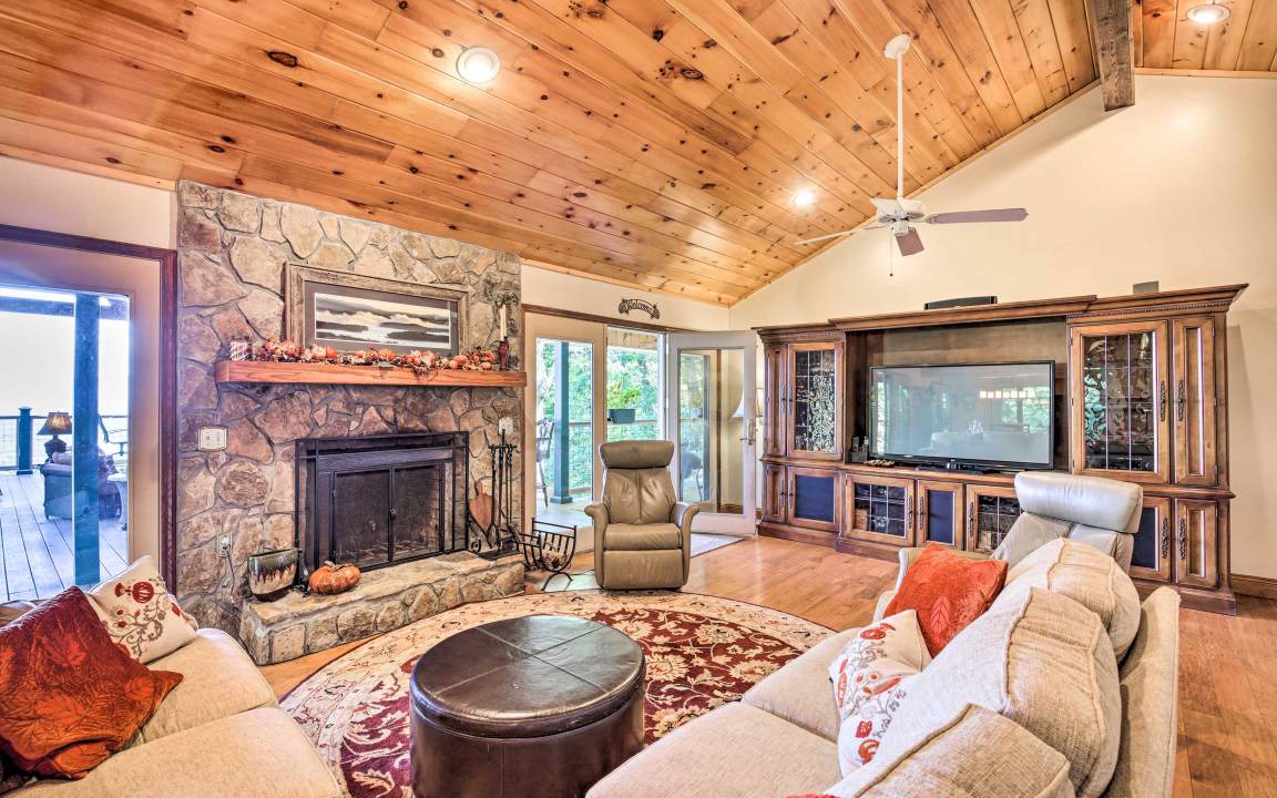 Photo of Livingroom in Hiawassee