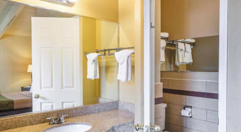 Photo of Bathroom in Chinchilla