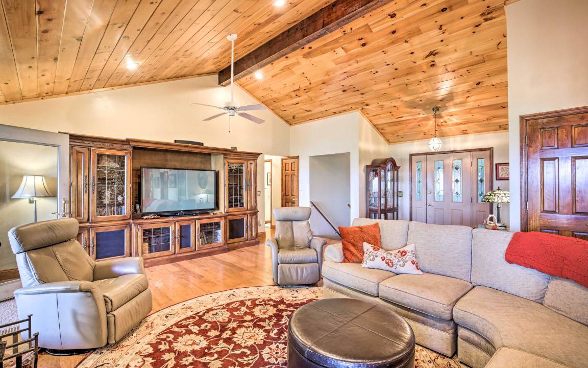Photo of Livingroom in Hiawassee