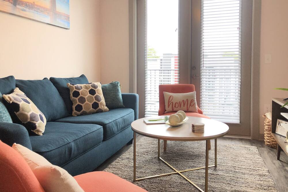 Photo of Livingroom in Hurwood Heights