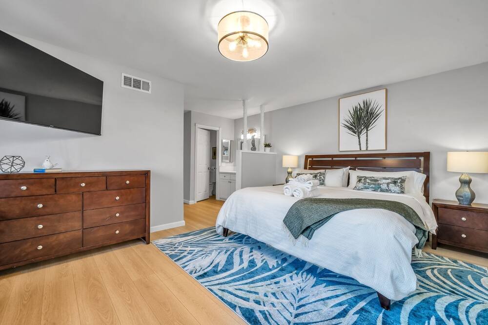 Photo of Bedroom in Lake Balboa
