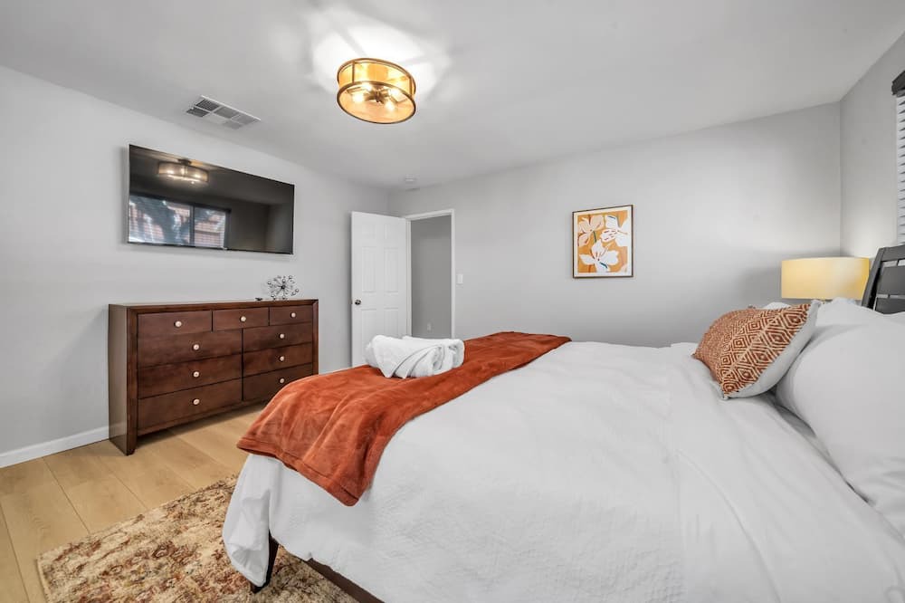 Photo of Bedroom in Lake Balboa