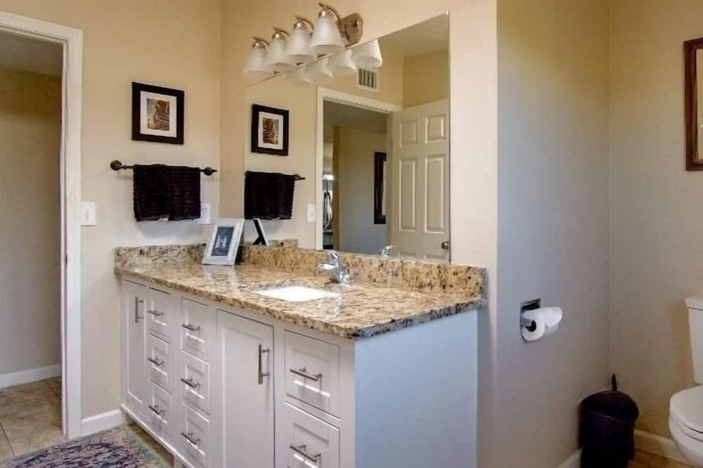 Photo of Bathroom in Peter Howell