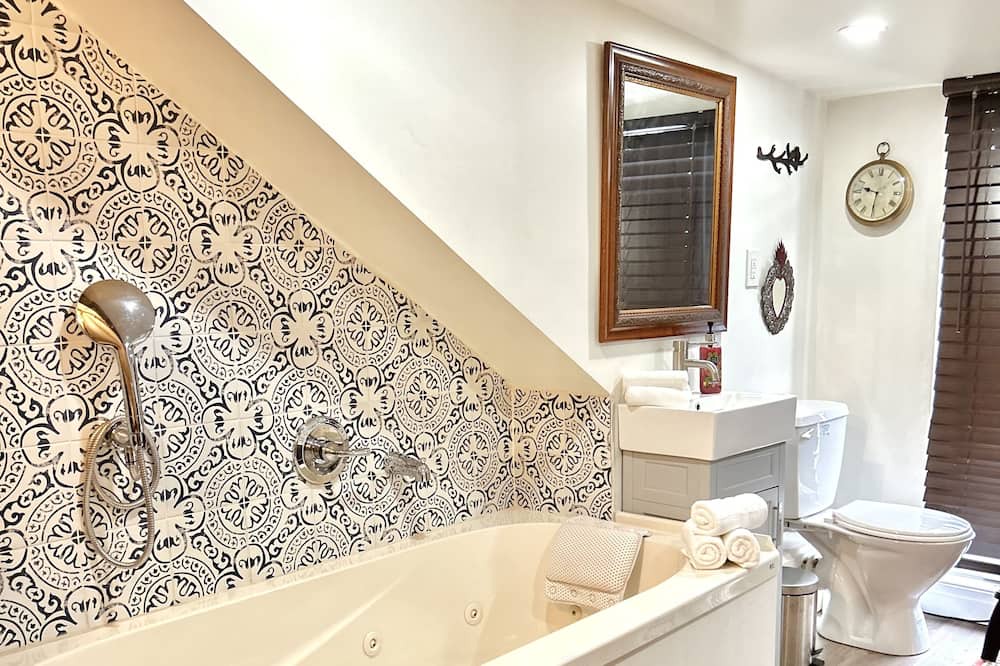 Photo of Bathroom in Oakwood Village