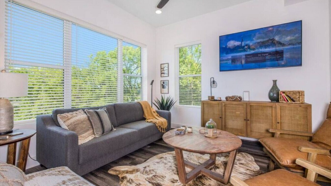 Photo of Livingroom in Hurwood Heights