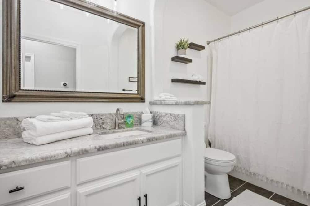 Photo of Bathroom in Roosevelt