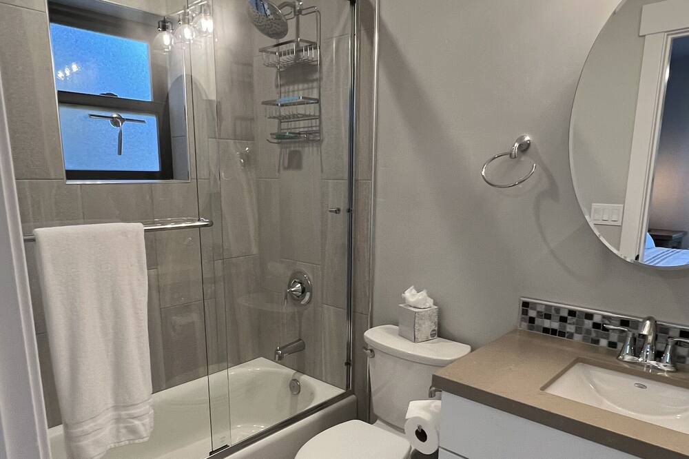Photo of Bathroom in Lincoln Park