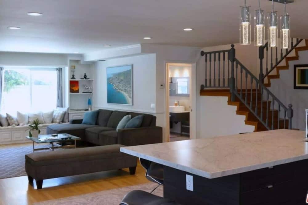 Photo of Livingroom in Reseda