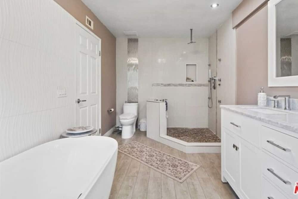 Photo of Bathroom in Reseda