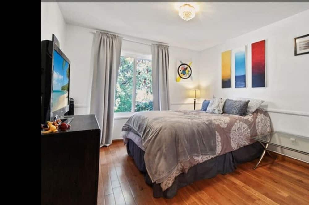 Photo of Bedroom in Reseda