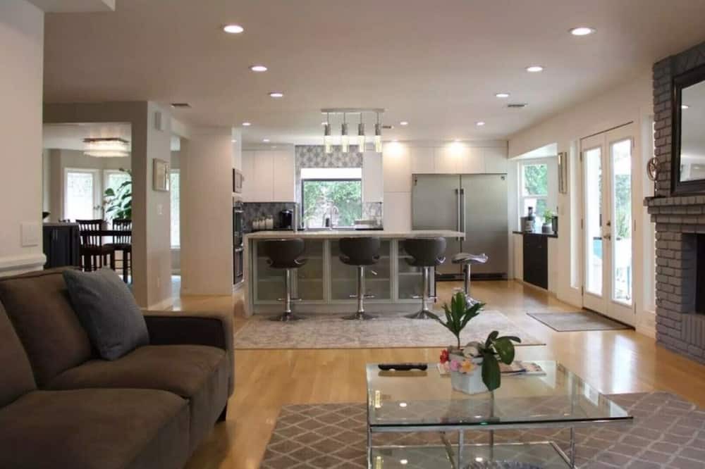 Photo of Livingroom in Reseda