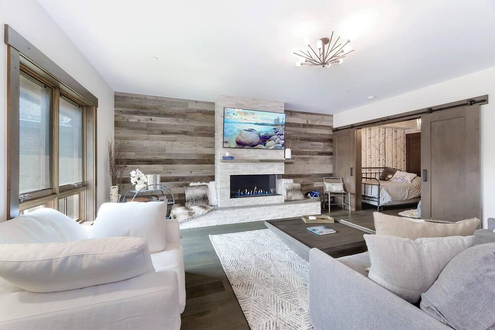 Photo of Livingroom in Stateline