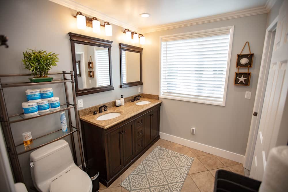 Photo of Bathroom in Reseda