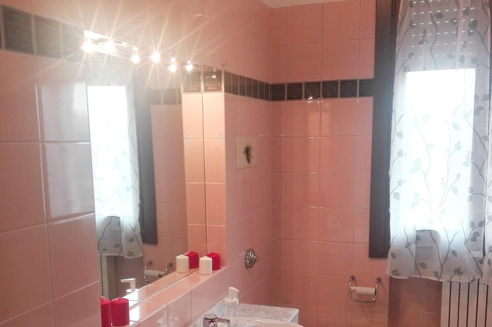 Photo of Bathroom in Sambruson