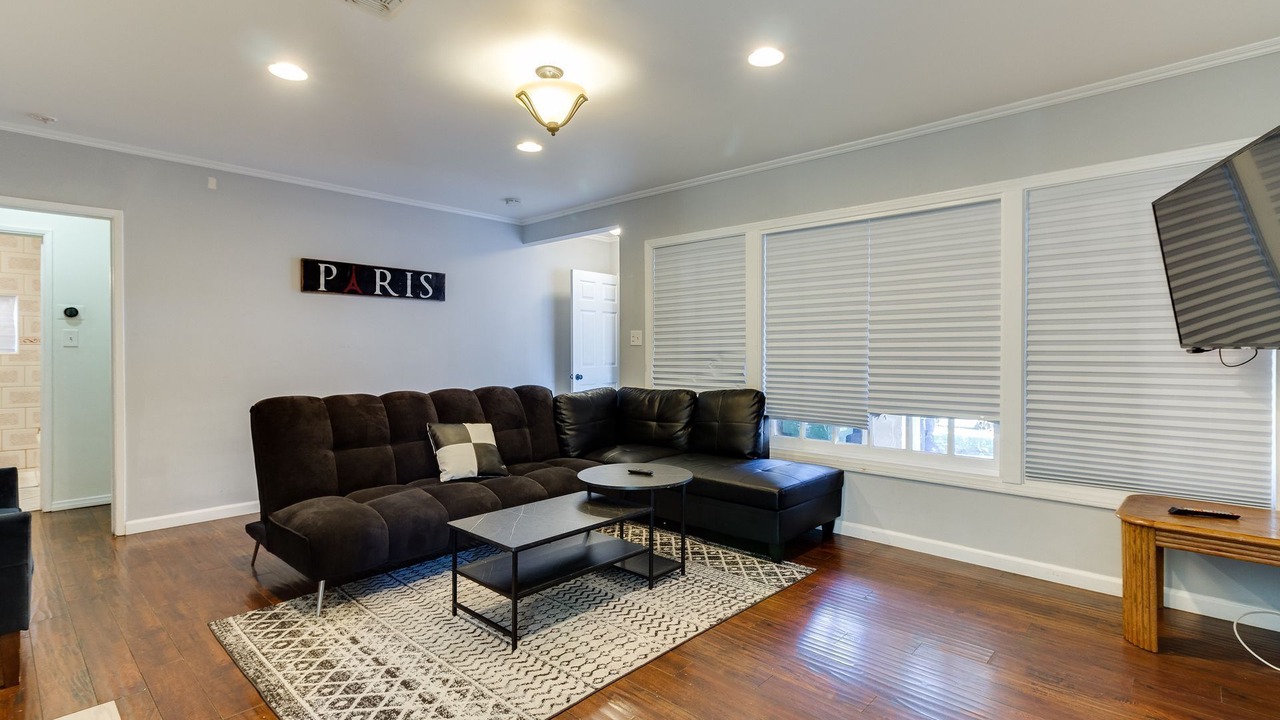 Photo of Livingroom in Reseda