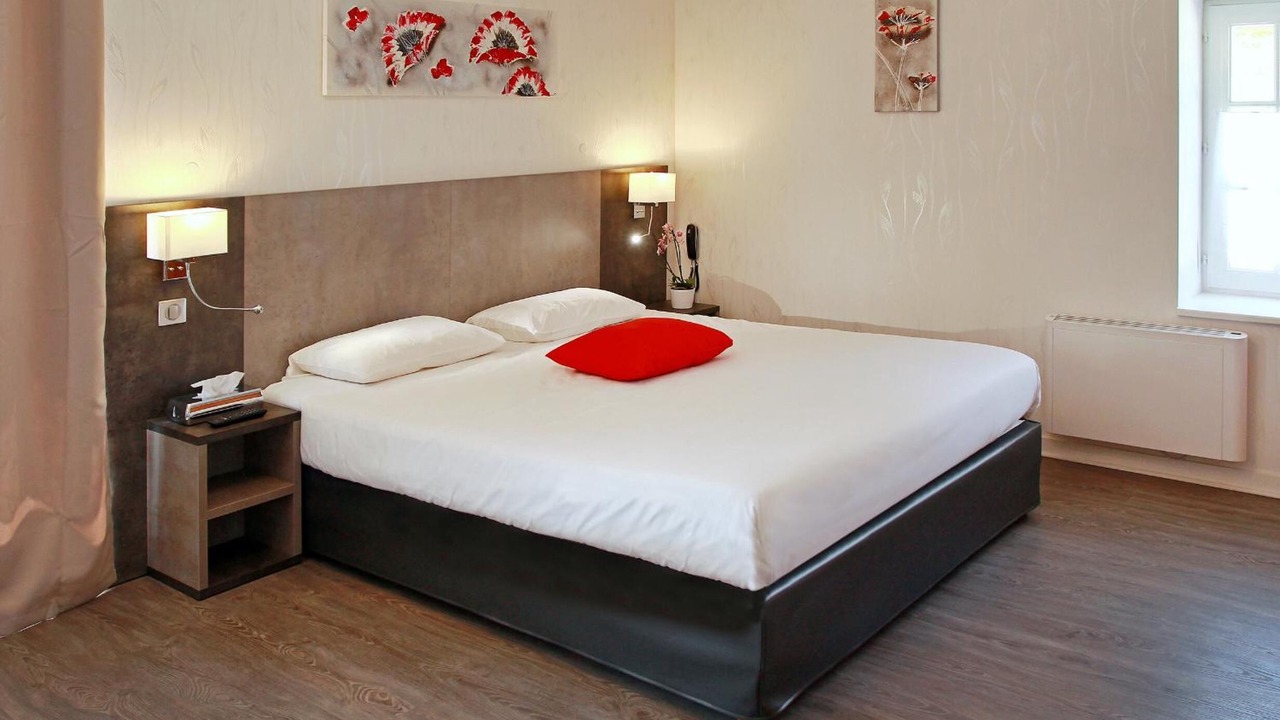 Photo of Bedroom in Plonevez-Porzay