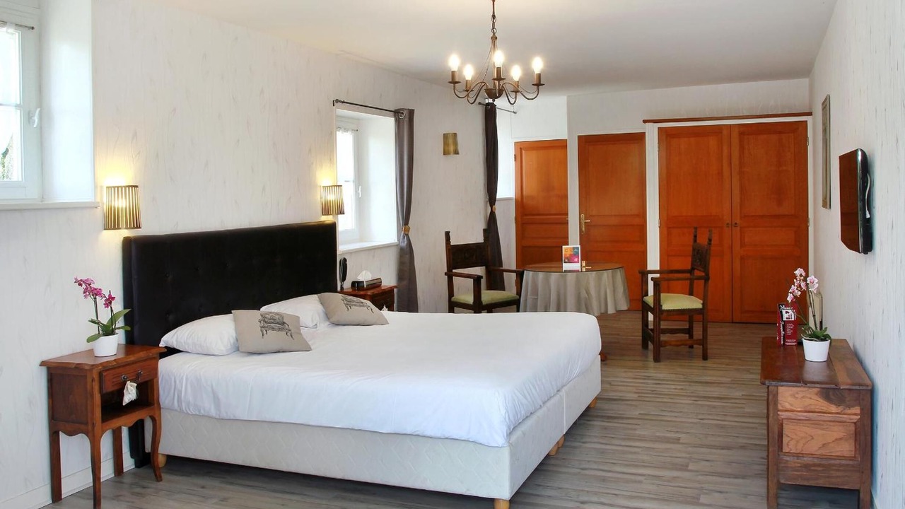 Photo of Bedroom in Plonevez-Porzay