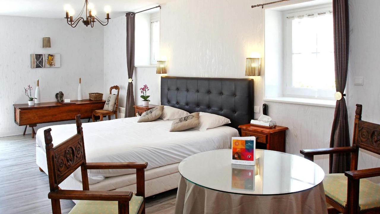 Photo of Bedroom in Plonevez-Porzay
