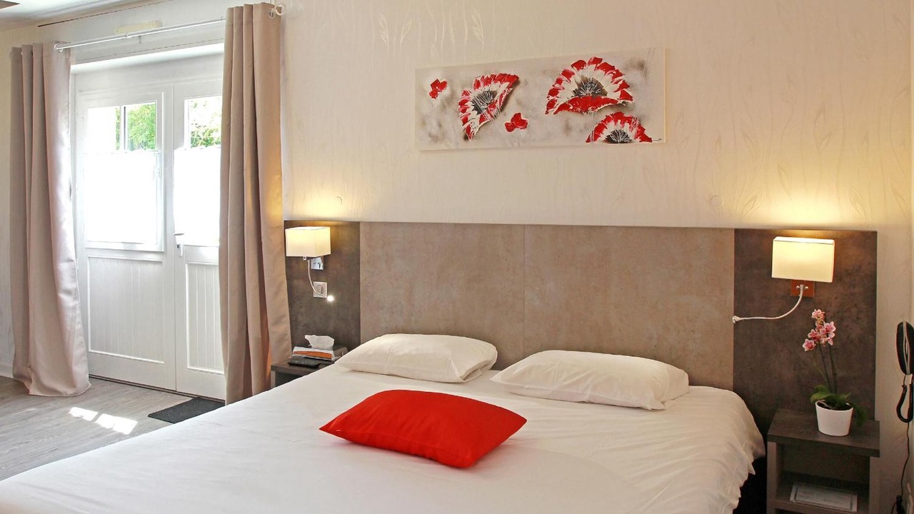 Photo of Bedroom in Plonevez-Porzay